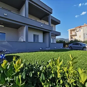 https://studio-apartman-gili.hotels-in-trogir.com